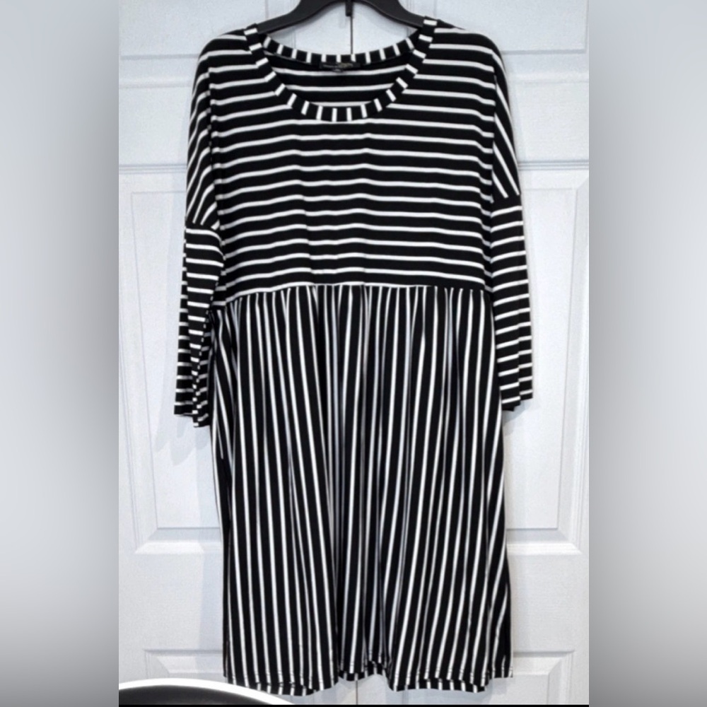 NWOT Suzanne Betro 2X Black White Striped Knit Shift Dress Crew 3/4 Sleeve Knee